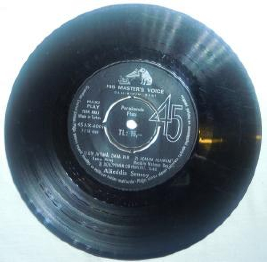 6 ŞARKILIK MİNİ LP 45 LİK PLAK ALATTİN ŞENSOY 1) BİR İHTİMAL DAHA VAR.2)AÇMAM AÇAMAM OSMAN NİHAT NASİBİN MEHMET BEY 3) DÜRÜYEMİN GÜYÜMLERİ. TÜRKÜ. 1) NİHANSIN DIDEDEN HACI FAİK BEY .2) DARILDINMI CİCİM BANA ? TÜRKÜ ELA 