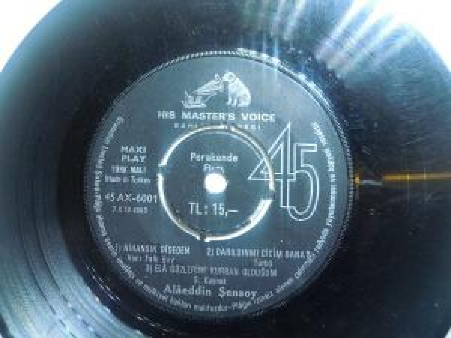 6 ŞARKILIK MİNİ LP 45 LİK PLAK ALATTİN ŞENSOY 1) BİR İHTİMAL DAHA VAR.2)AÇMAM AÇAMAM OSMAN NİHAT NASİBİN MEHMET BEY 3) DÜRÜYEMİN GÜYÜMLERİ. TÜRKÜ. 1) NİHANSIN DIDEDEN HACI FAİK BEY .2) DARILDINMI CİCİM BANA ? TÜRKÜ ELA 