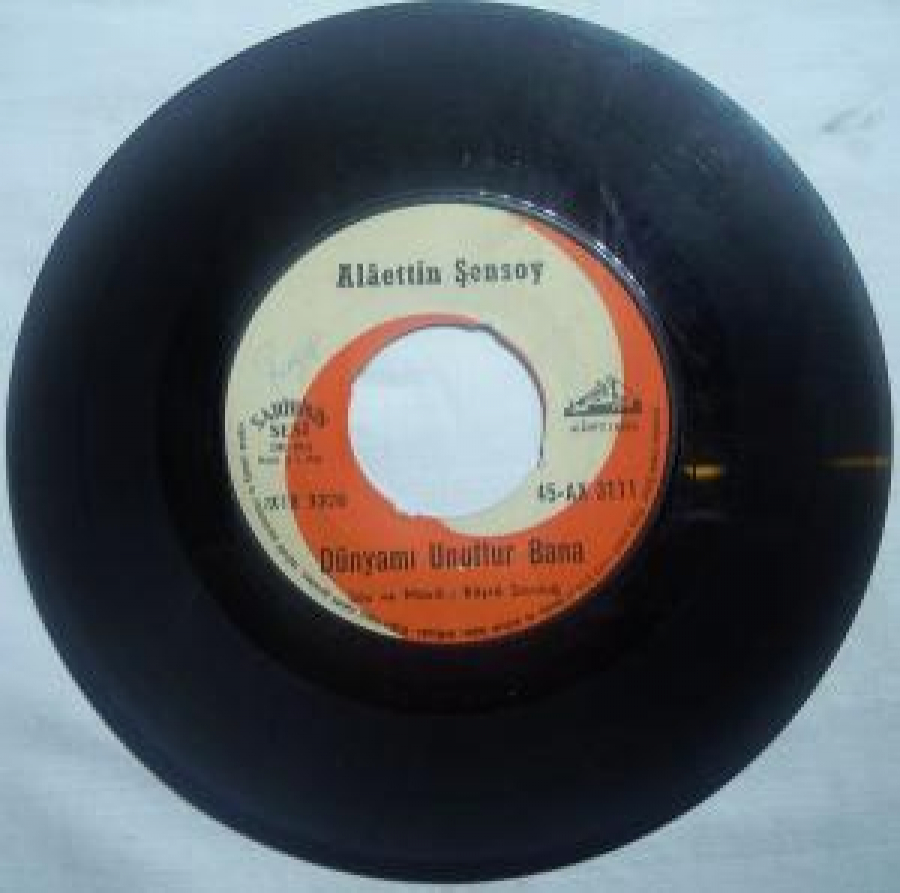 ALAATTİN ŞENSOY DÜNYAMI UNUTTUR BANA SÖZ VE MÜZİK ; RÜŞTÜ ŞARDAĞ YALAN YILLAR SÖZ: TURHAN OĞUZ BAŞ - BESTE ; AVNİ ANIL 452 LİK YERLİ PLAK 