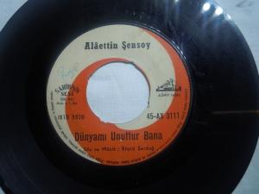 ALAATTİN ŞENSOY DÜNYAMI UNUTTUR BANA SÖZ VE MÜZİK ; RÜŞTÜ ŞARDAĞ YALAN YILLAR SÖZ: TURHAN OĞUZ BAŞ - BESTE ; AVNİ ANIL 452 LİK YERLİ PLAK 