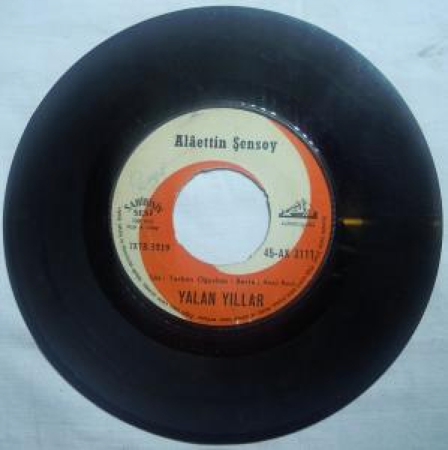 ALAATTİN ŞENSOY DÜNYAMI UNUTTUR BANA SÖZ VE MÜZİK ; RÜŞTÜ ŞARDAĞ YALAN YILLAR SÖZ: TURHAN OĞUZ BAŞ - BESTE ; AVNİ ANIL 452 LİK YERLİ PLAK 