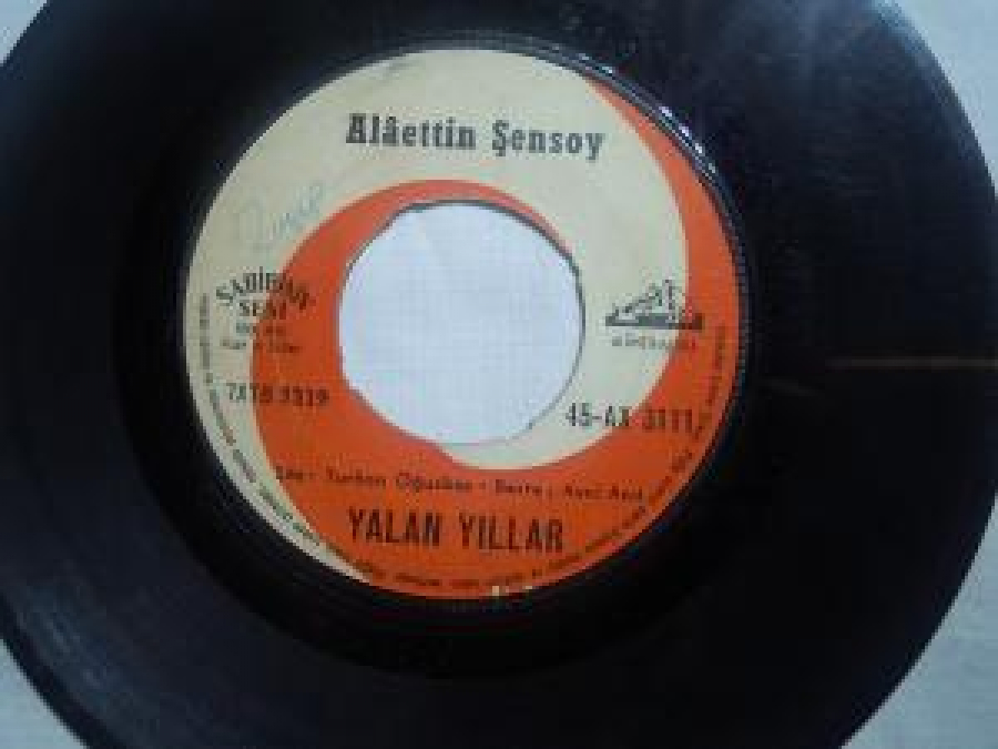 ALAATTİN ŞENSOY DÜNYAMI UNUTTUR BANA SÖZ VE MÜZİK ; RÜŞTÜ ŞARDAĞ YALAN YILLAR SÖZ: TURHAN OĞUZ BAŞ - BESTE ; AVNİ ANIL 452 LİK YERLİ PLAK 