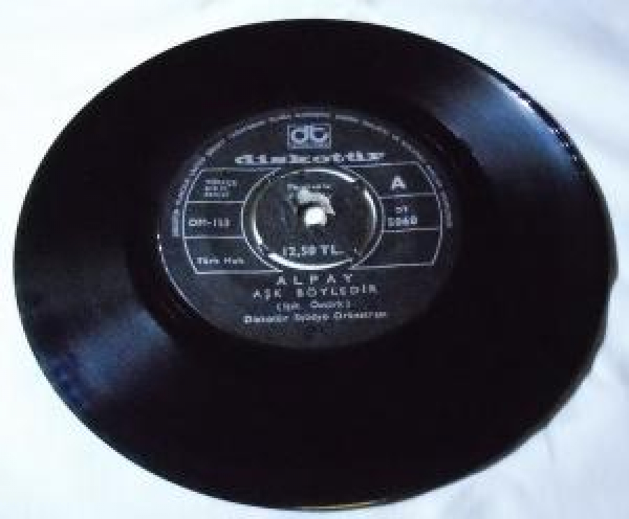 ALPAY A-AŞK BÖYLEDİR B-GÖNÜLLERDE BAHAR 45 LİK PLAK 10 ÜZERİNDEN 9 KABI YOKTUR