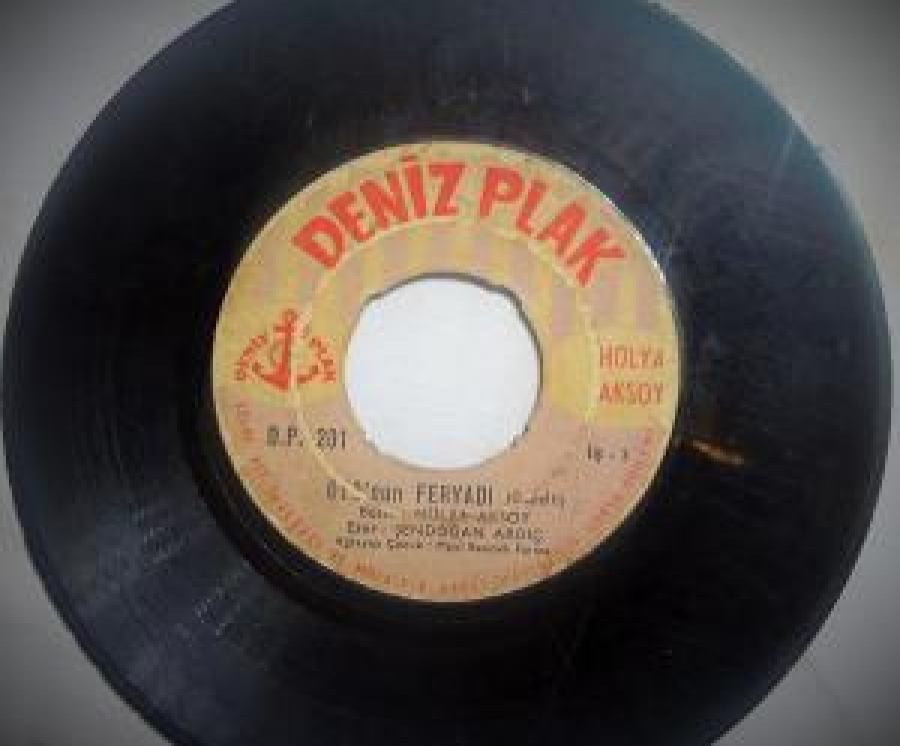 "DENİZ PLAK" HULYA AKSOY A OYONUN FERYADI . B BEN Mİ KIRDIM SENİ ?..BESTE : HULYA AKSOY VE ARİF SAMİ TOKER, ESER: ŞENDOĞAN ARDIÇ AĞLAYAN ÇOÇUK; MAVİ BANCUK FATMA 45'LİK YERLİ PLAK 