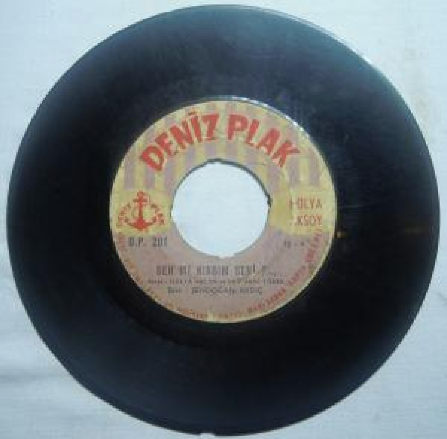 "DENİZ PLAK" HULYA AKSOY A OYONUN FERYADI . B BEN Mİ KIRDIM SENİ ?..BESTE : HULYA AKSOY VE ARİF SAMİ TOKER, ESER: ŞENDOĞAN ARDIÇ AĞLAYAN ÇOÇUK; MAVİ BANCUK FATMA 45'LİK YERLİ PLAK 