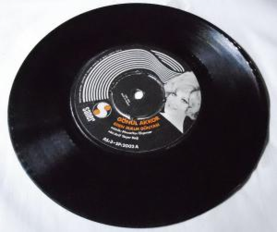 GÖNÜL AKKOR A-EDEN BULUR DÜNYASI B-BİR SOKAK ÇEŞMESİ 45 LİK PLAK 