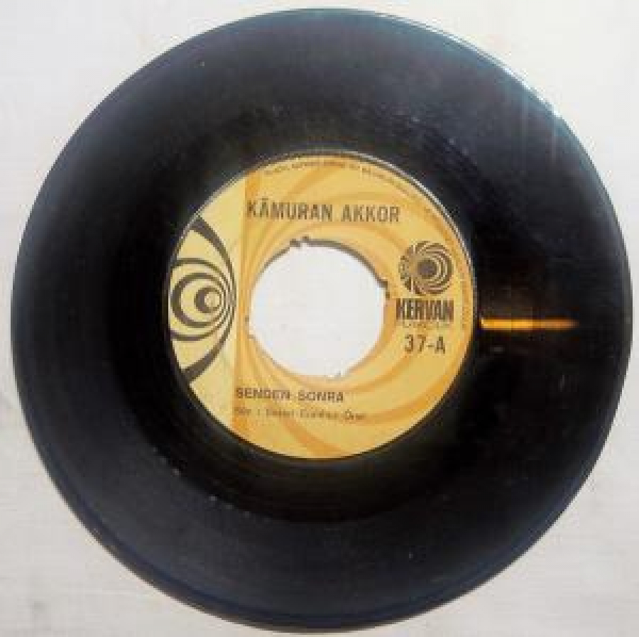 KAMURAN AKKOR  KAMURAN AKKOR 37-A  KAMURAN AKKOR 37-A "SENDEN SONRA", 37-B "YALVARIRIM AFFET" SÖZ : SEZEN CUMHUR ÖNAL, 45 LİK YERLİ PLAK