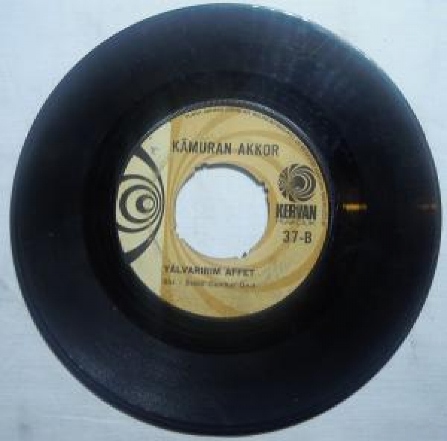 KAMURAN AKKOR  KAMURAN AKKOR 37-A  KAMURAN AKKOR 37-A "SENDEN SONRA", 37-B "YALVARIRIM AFFET" SÖZ : SEZEN CUMHUR ÖNAL, 45 LİK YERLİ PLAK