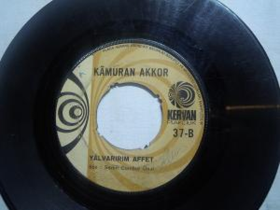 KAMURAN AKKOR  KAMURAN AKKOR 37-A  KAMURAN AKKOR 37-A "SENDEN SONRA", 37-B "YALVARIRIM AFFET" SÖZ : SEZEN CUMHUR ÖNAL, 45 LİK YERLİ PLAK