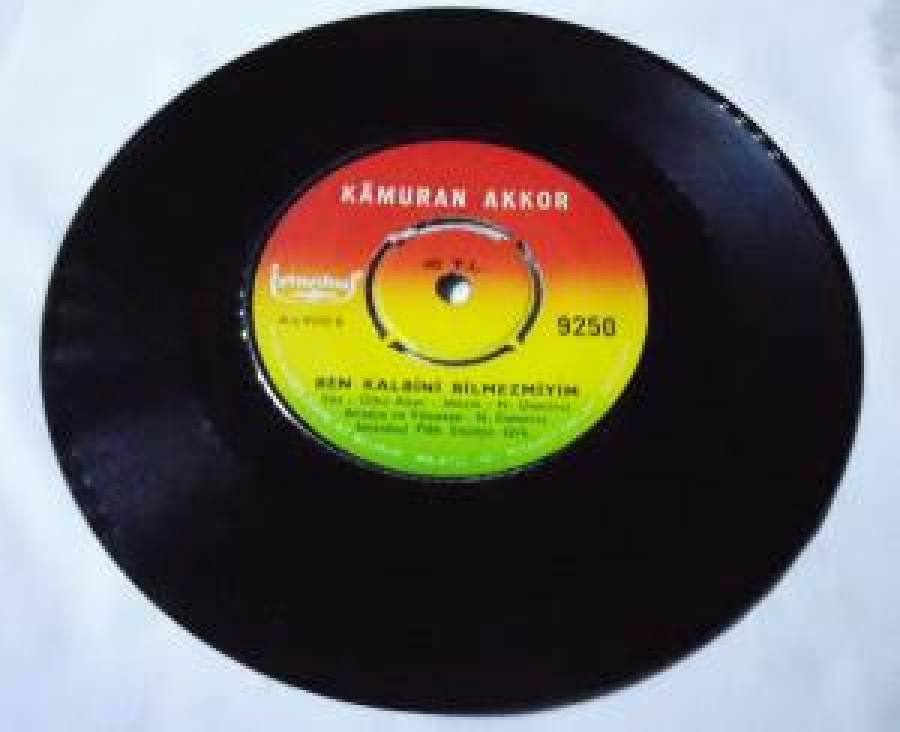 KAMURAN AKKOR A-KABAHAT SENİ SEVENDE B-BEN KALBİNİ BİLEMEZMİYİM 45 LİK PLAK 