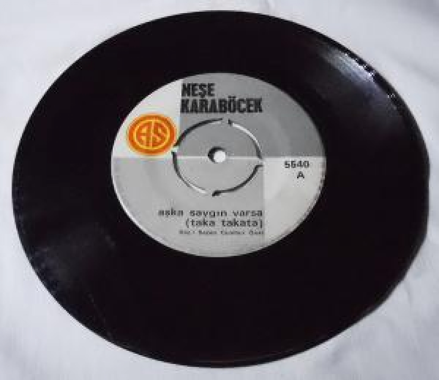 NEŞE KARABÖCEK A-AŞKA SAYGIN VARSA B-GELİNLİK GİYDİM 45 LİK PLAK 