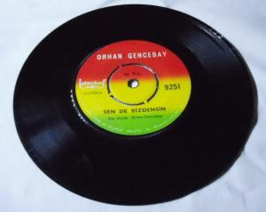 ORHAN GENÇEBAY A-SEV DEDİ GÖZLERİM B-SENDE BİZDENSİN 45 LİK PLAK 