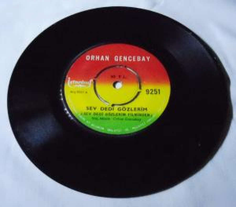 ORHAN GENÇEBAY A-SEV DEDİ GÖZLERİM B-SENDE BİZDENSİN 45 LİK PLAK 