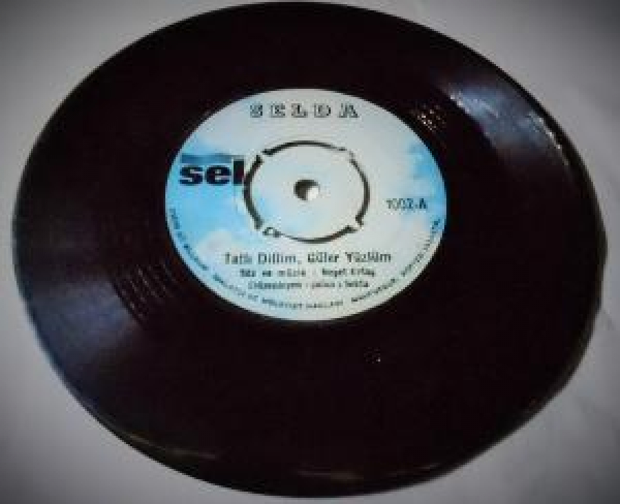 SELDA 1971 BASIM A-TATLI DİLLİM,GÜLER YÜZLÜM B-MAHPUSHANELERE GÜNEŞ DOĞMUYOR 45 LİK PLAK 