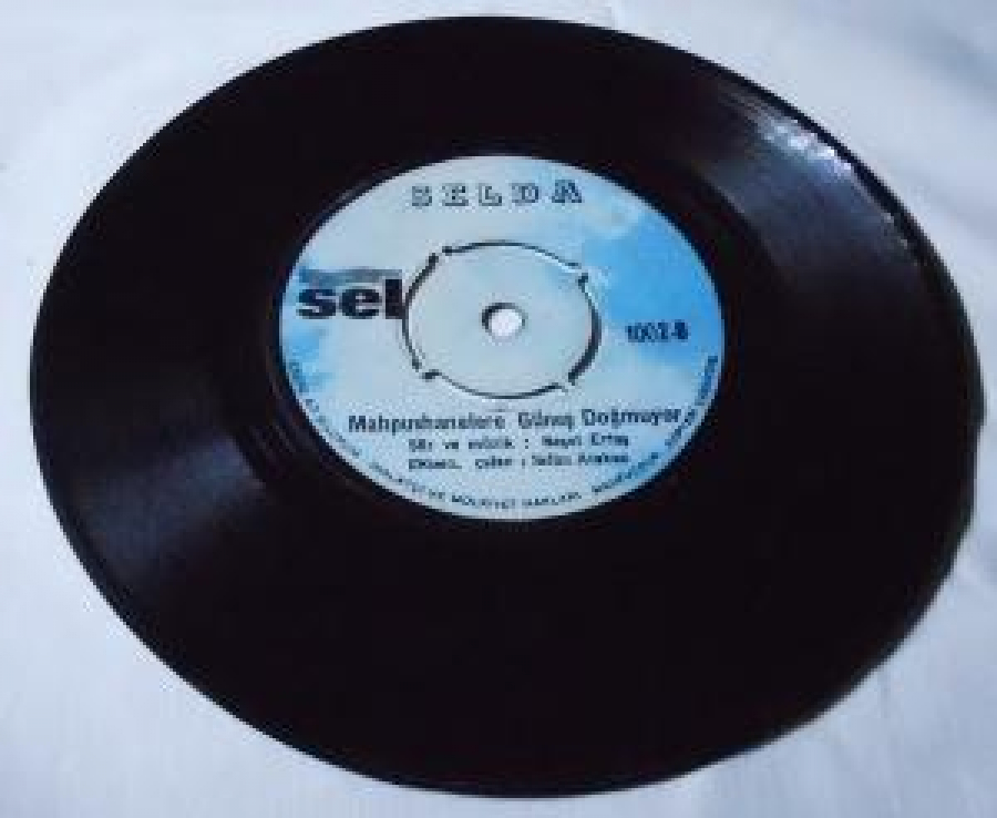 SELDA 1971 BASIM A-TATLI DİLLİM,GÜLER YÜZLÜM B-MAHPUSHANELERE GÜNEŞ DOĞMUYOR 45 LİK PLAK 