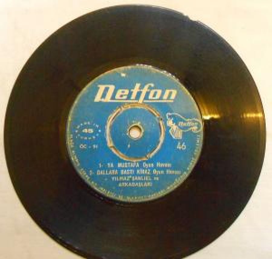 4 ŞARKILIK MİNİ LP 1- YA MUSTAFA OYUN HAVASI . 2 DALLARA BASTI KİRAZ OYUN HAVASI. YILMAZ ŞANLIEL VE ARKADAŞLARI 3 - ŞİŞ KEBAP OYUN HAVASI 4 - ÇİFTETELLİ YILMAZ ŞANLIEL VE ARKADAŞLARI 45 LİK YERLİ PLAK 