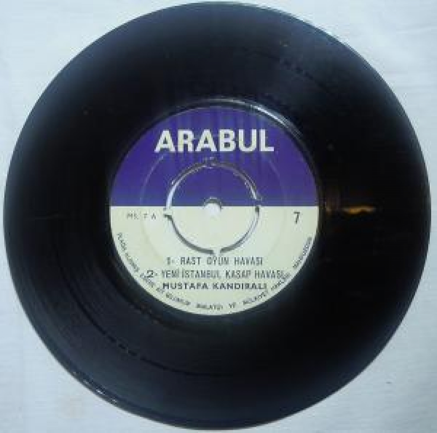 4 ŞARKILIK MİNİ LP MUSTAFA KANDIRALI 1- RAST OYUN HAVASI 2- YENİ İSTANBUL KASAP HAVASI 3- YENİ SALON ÇİFTETELLİSİ 4- ANADOLU KARŞILAMASI 45 LİK YERLİ PLAK 