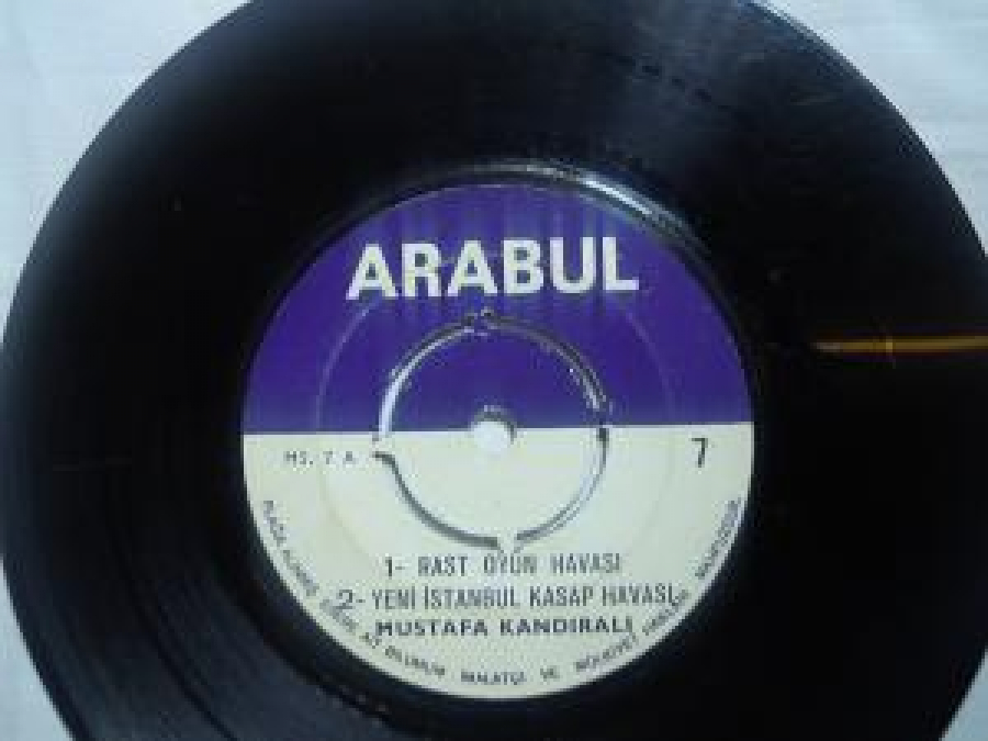 4 ŞARKILIK MİNİ LP MUSTAFA KANDIRALI 1- RAST OYUN HAVASI 2- YENİ İSTANBUL KASAP HAVASI 3- YENİ SALON ÇİFTETELLİSİ 4- ANADOLU KARŞILAMASI 45 LİK YERLİ PLAK 