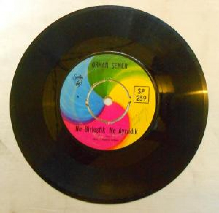 KULAKLARIN ÇINLASIN, NE BİRLEŞTİK NE AYRILDIK ORHAN ŞENER 45 LİK YERLİ PLAK 