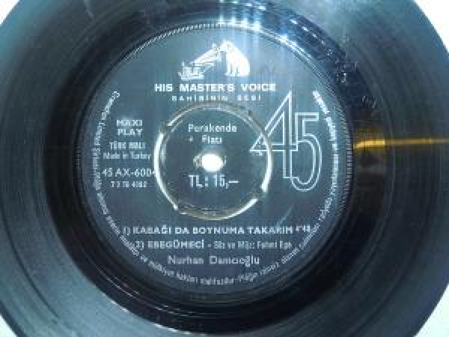 MİNİ LP NURHAN DAMCIOĞLU 1) KABAĞI DA BOYNUMA TAKARIM ; 2) EBEGÜMECİ;SÖZ VE MÜZİK : FEHMİ EGE ; 1) FINDIKKURDU ; 2) DONDURMA ; 3) SÜS SALTANAT NURHAN DAMCIOĞLU 45'LİK YERLİ PLAK 