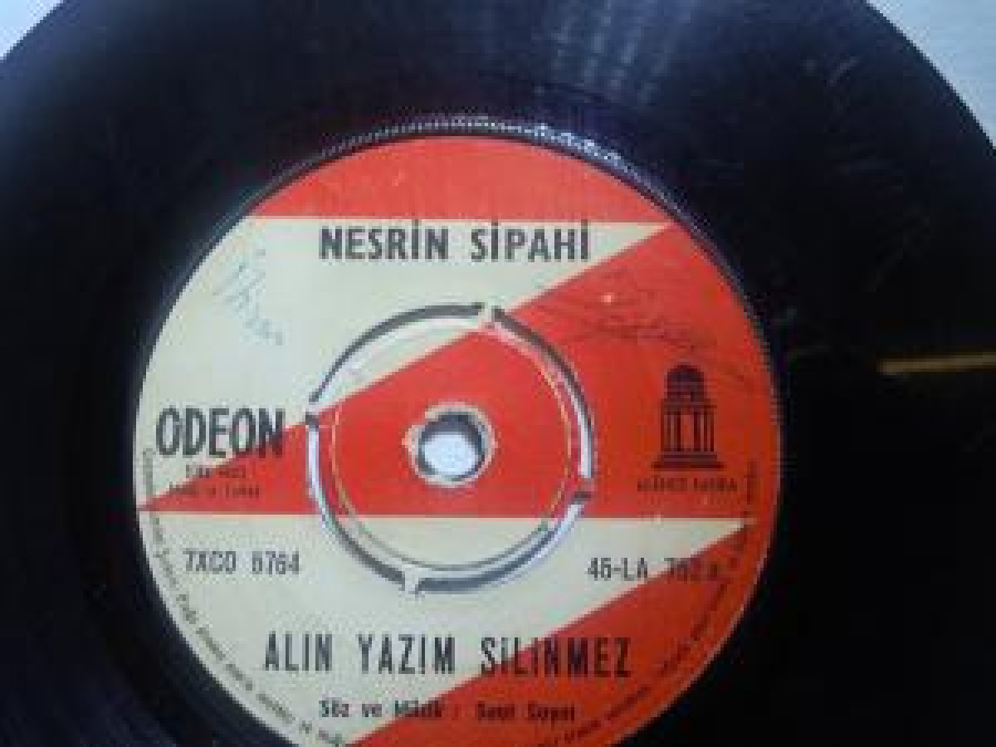 NESRİN SİPAHİ 752 A ALIN YAZIM SİLİNMEZ - SOKAĞIN ARDINDAYIM SÖZ VE MÜZİK : SUAT SAYIN 45 LİK YERLİ PLAK 