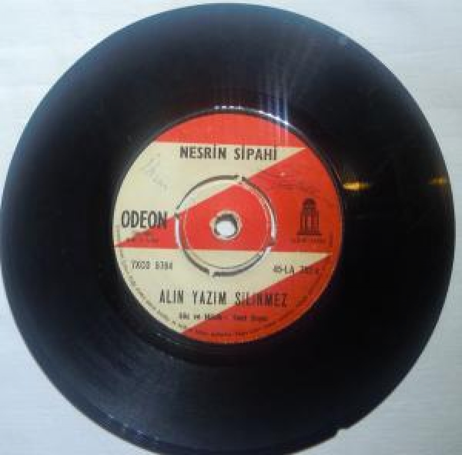 NESRİN SİPAHİ 752 A ALIN YAZIM SİLİNMEZ - SOKAĞIN ARDINDAYIM SÖZ VE MÜZİK : SUAT SAYIN 45 LİK YERLİ PLAK 