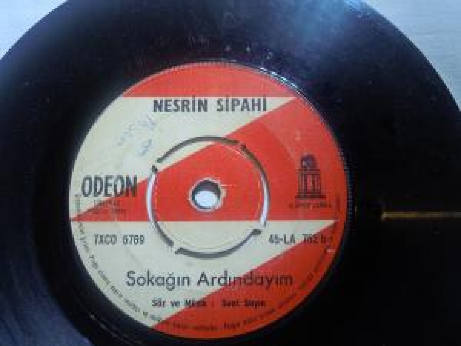 NESRİN SİPAHİ 752 A ALIN YAZIM SİLİNMEZ - SOKAĞIN ARDINDAYIM SÖZ VE MÜZİK : SUAT SAYIN 45 LİK YERLİ PLAK 