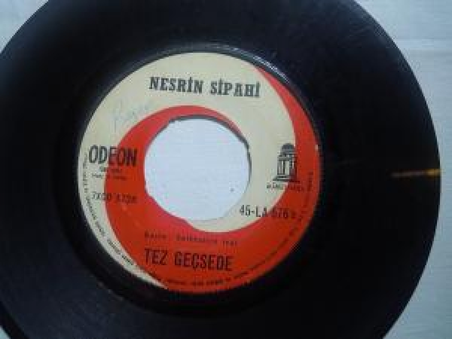 NESRİN SİPAHİ AY BEYAZ DENİZ MAVİ, TEZ GEÇSEDE SÖZ VE BESTE : SELAHATTİN SARIKAYA 