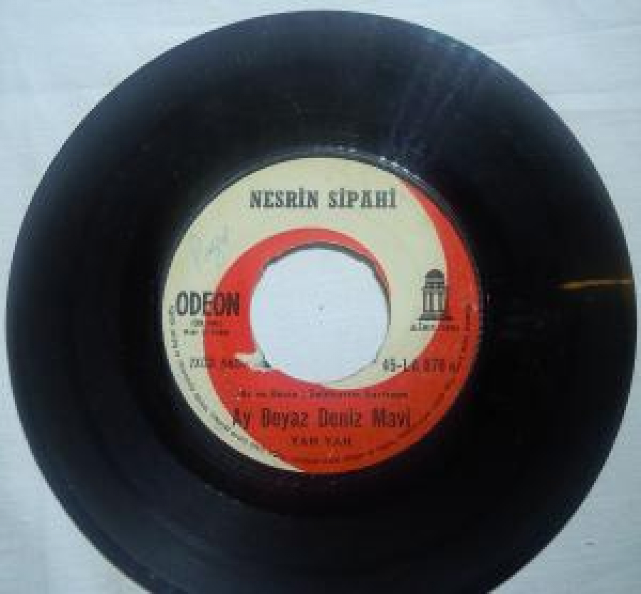 NESRİN SİPAHİ AY BEYAZ DENİZ MAVİ, TEZ GEÇSEDE SÖZ VE BESTE : SELAHATTİN SARIKAYA 