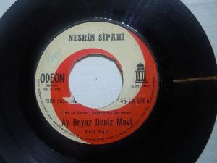 NESRİN SİPAHİ AY BEYAZ DENİZ MAVİ, TEZ GEÇSEDE SÖZ VE BESTE : SELAHATTİN SARIKAYA 