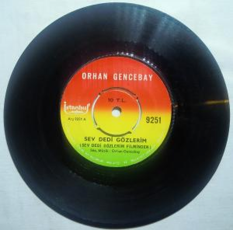 ORHAN GENCEBAY 9251 A SEV DEDİ GÖZLERİM (SEV DEDİ GÖZLERİM FİLMİMDEN ),9251 B SEN DE BİZDENSİN SÖZ,MÜZİK : ORHAN GENCEBAY 45'LİK YERLİ PLAK 