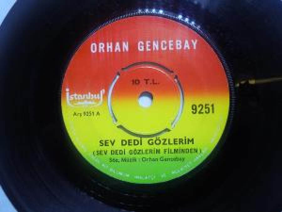ORHAN GENCEBAY 9251 A SEV DEDİ GÖZLERİM (SEV DEDİ GÖZLERİM FİLMİMDEN ),9251 B SEN DE BİZDENSİN SÖZ,MÜZİK : ORHAN GENCEBAY 45'LİK YERLİ PLAK 