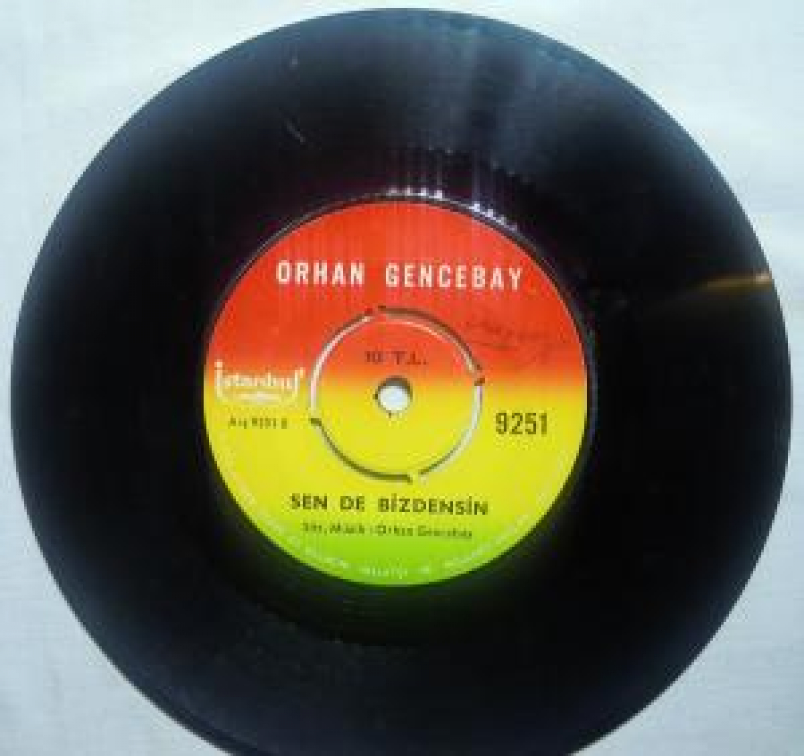 ORHAN GENCEBAY 9251 A SEV DEDİ GÖZLERİM (SEV DEDİ GÖZLERİM FİLMİMDEN ),9251 B SEN DE BİZDENSİN SÖZ,MÜZİK : ORHAN GENCEBAY 45'LİK YERLİ PLAK 