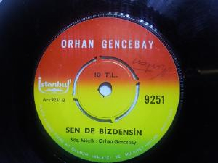 ORHAN GENCEBAY 9251 A SEV DEDİ GÖZLERİM (SEV DEDİ GÖZLERİM FİLMİMDEN ),9251 B SEN DE BİZDENSİN SÖZ,MÜZİK : ORHAN GENCEBAY 45'LİK YERLİ PLAK 