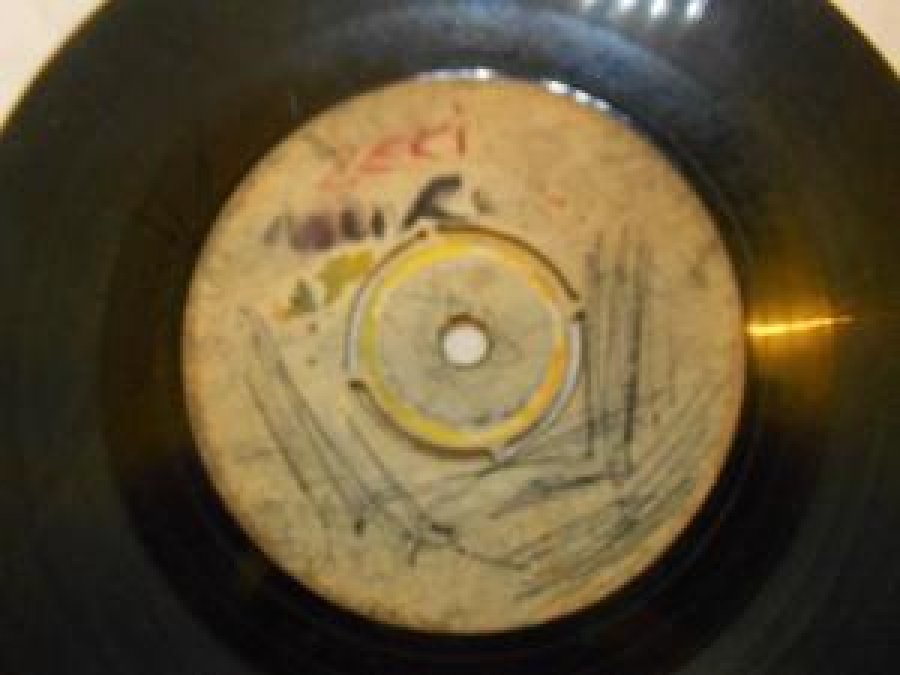 ÜZERİNDE SADECE ZEKİ YAZAN 45 LİK PLAK 