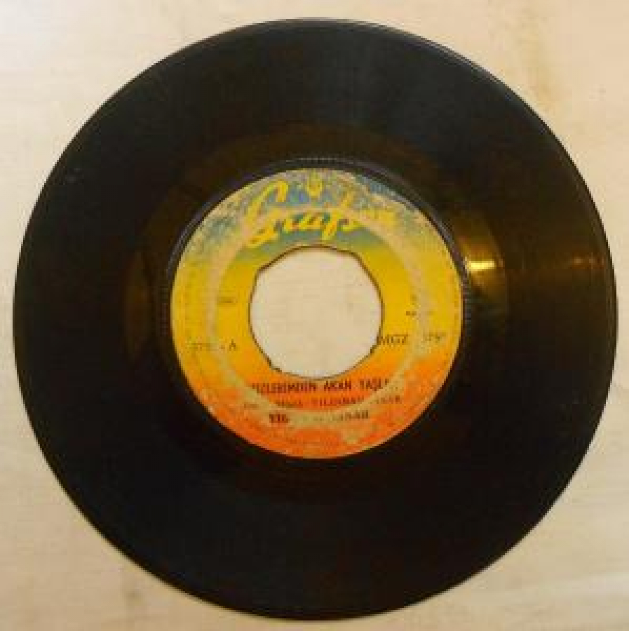 YILDIRAY ÇINAR 45'LİK YERLİ PLAK GÖZLERİMDEN AKAN YAŞLAR BÖLEMEDİM FELEK İLE KOZUMU 