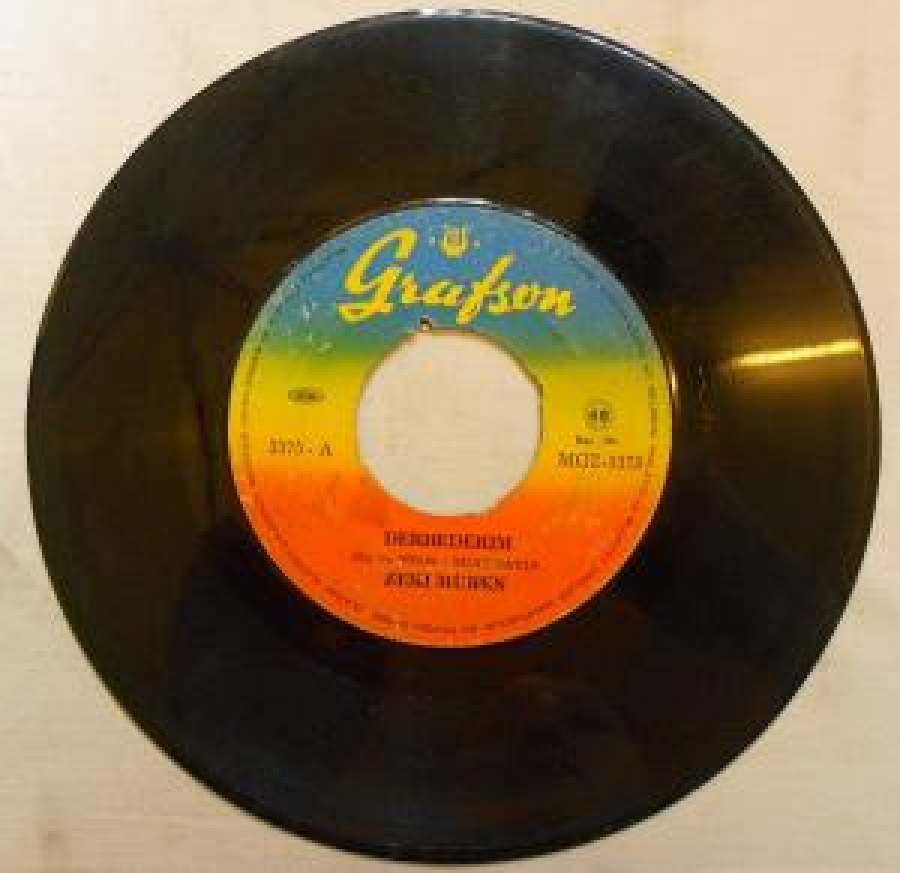 ZEKİ MÜREN 3375- A DERBEDERİM SÖZ VE MÜZİK : SUAT SAYIN. 3375 - B NAZARMI DERĞİ BİZE . SÖZ VE MÜZİK . YUSUF NALKESEN 45LİK YERLİ PLAK 