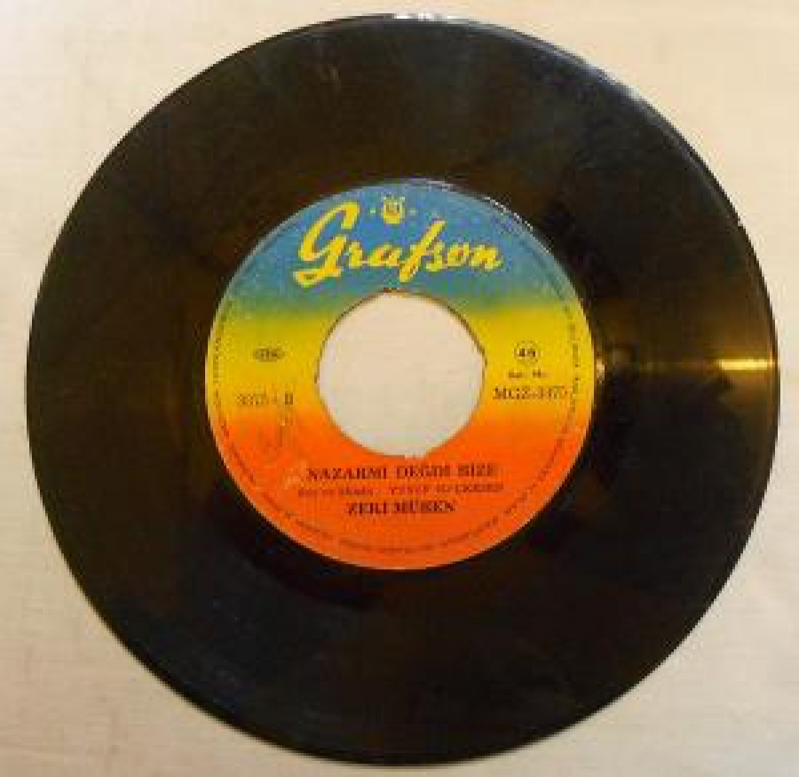 ZEKİ MÜREN 3375- A DERBEDERİM SÖZ VE MÜZİK : SUAT SAYIN. 3375 - B NAZARMI DERĞİ BİZE . SÖZ VE MÜZİK . YUSUF NALKESEN 45LİK YERLİ PLAK 