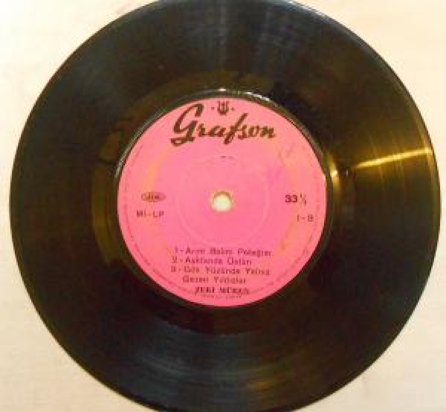 ZEKİ MÜREN 6 ŞARKILIK MİNİ LP 1- AŞKIN KANUNU, 2-ÖMRÜMCE ADIM ADIM , 3- KAPAT ŞU PENCERENİ ; 1- ARIM BALIM PETEĞİM 2- AŞKTAN'DA ÜSTÜN , 3- GÖK YÜZÜNE YALNIZ GEZEN YILDIZLAR 45'LİK YERLİ PLAK 