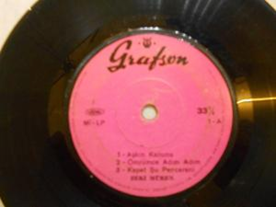 ZEKİ MÜREN 6 ŞARKILIK MİNİ LP 1- AŞKIN KANUNU, 2-ÖMRÜMCE ADIM ADIM , 3- KAPAT ŞU PENCERENİ ; 1- ARIM BALIM PETEĞİM 2- AŞKTAN'DA ÜSTÜN , 3- GÖK YÜZÜNE YALNIZ GEZEN YILDIZLAR 45'LİK YERLİ PLAK 