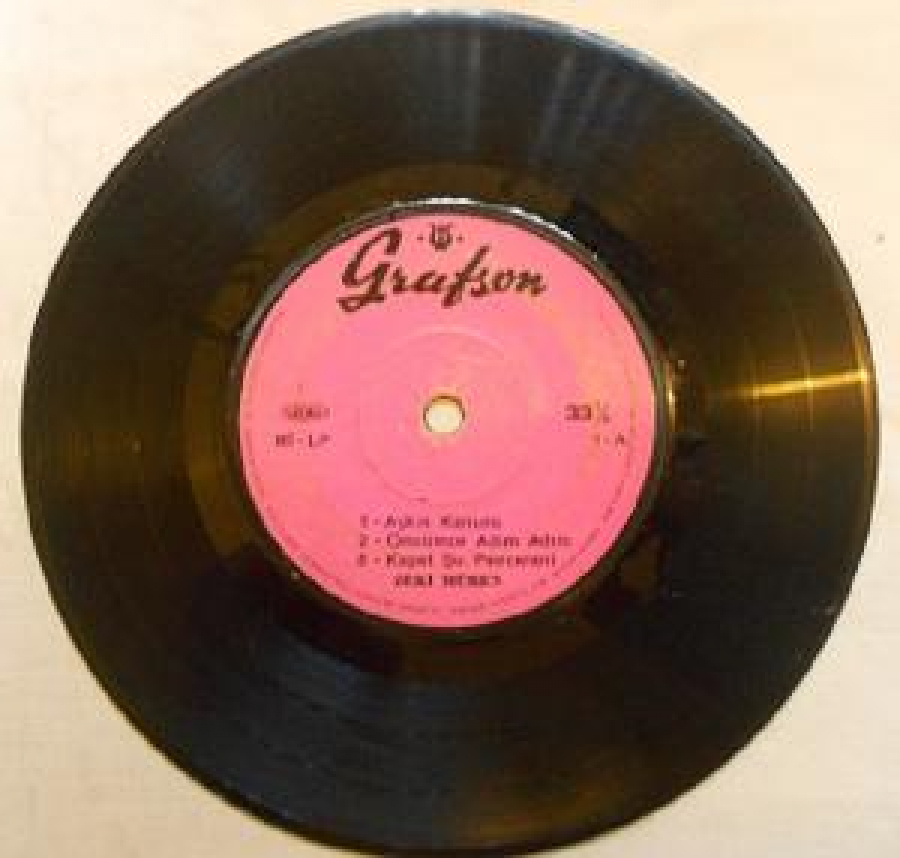 ZEKİ MÜREN 6 ŞARKILIK MİNİ LP 1- AŞKIN KANUNU, 2-ÖMRÜMCE ADIM ADIM , 3- KAPAT ŞU PENCERENİ ; 1- ARIM BALIM PETEĞİM 2- AŞKTAN'DA ÜSTÜN , 3- GÖK YÜZÜNE YALNIZ GEZEN YILDIZLAR 45'LİK YERLİ PLAK 