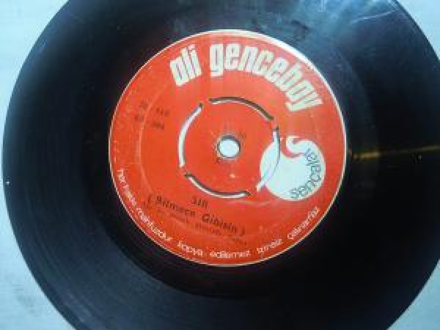 ALİ GENCEBAY SIR ( BİLMECE GİBİSİN). YAŞAMAK KOLAY DEĞİL . SÖZ : ALİ GENCEBAY . MÜZİK : MUSTAFA SAYIN 45 LİK YERLİ PLAK