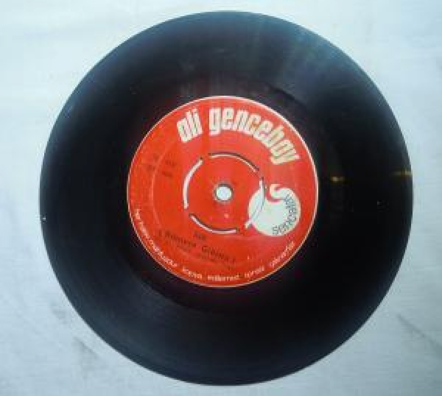 ALİ GENCEBAY SIR ( BİLMECE GİBİSİN). YAŞAMAK KOLAY DEĞİL . SÖZ : ALİ GENCEBAY . MÜZİK : MUSTAFA SAYIN 45 LİK YERLİ PLAK