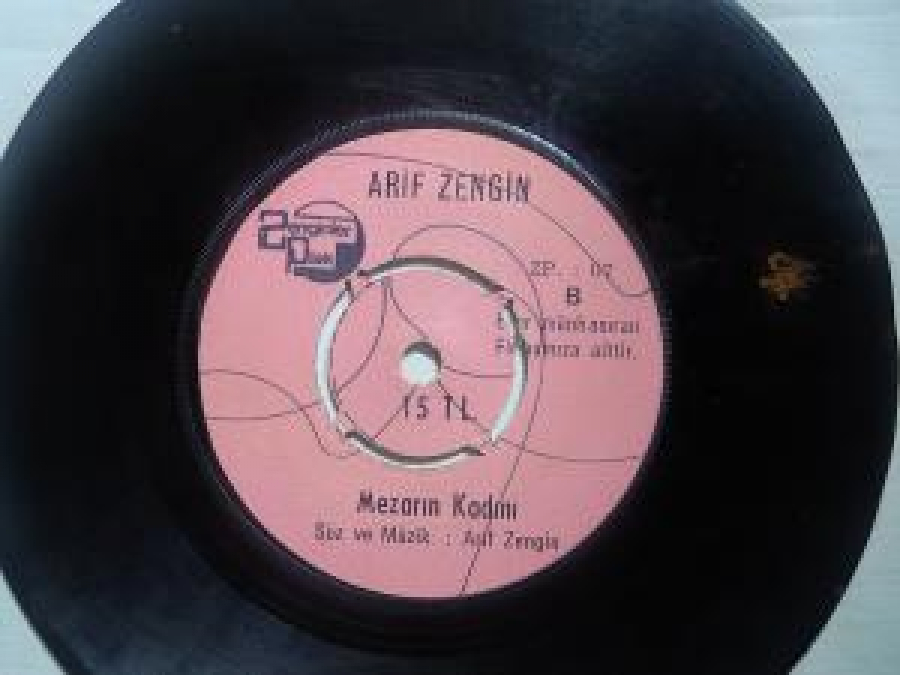 ARİF ZENGİN MEZARIN KADINI . BEN SEVİLMEYE LAYIK DEĞİL MİYİM 45 LİK YERLİ PLAK 