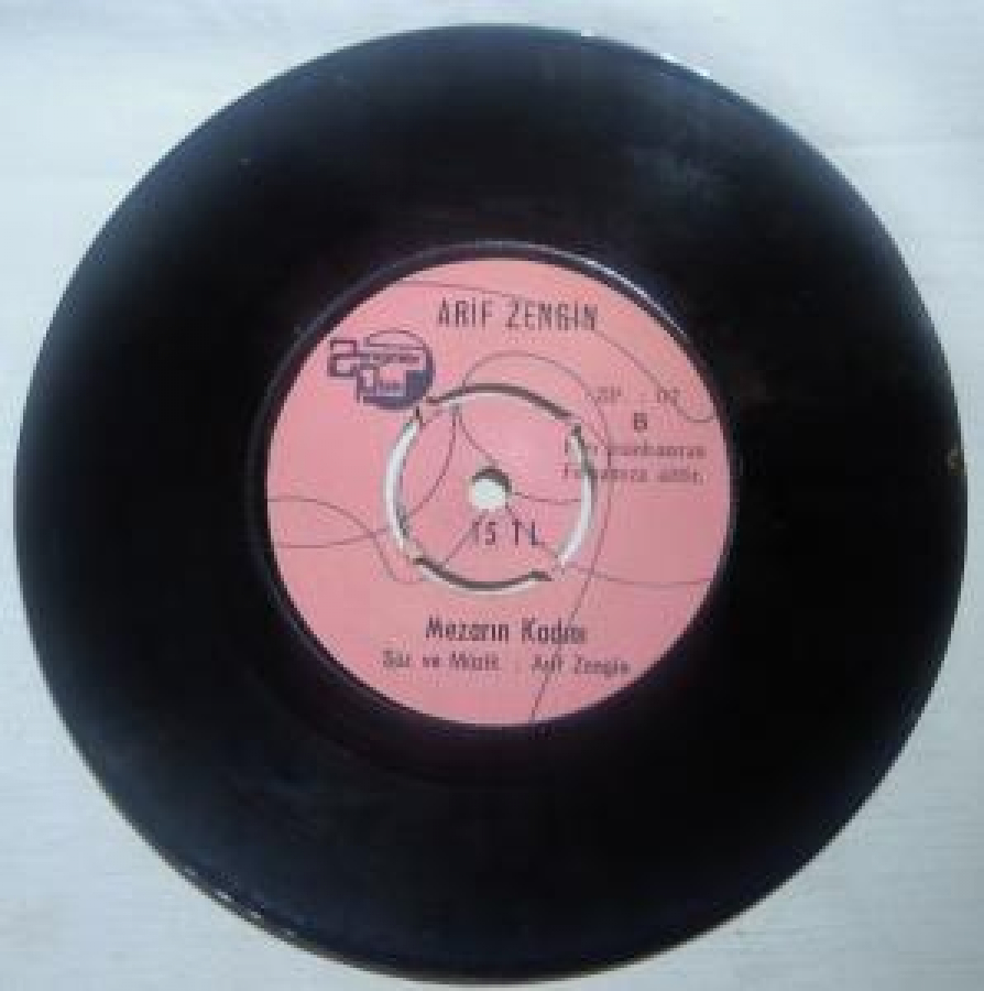 ARİF ZENGİN MEZARIN KADINI . BEN SEVİLMEYE LAYIK DEĞİL MİYİM 45 LİK YERLİ PLAK 