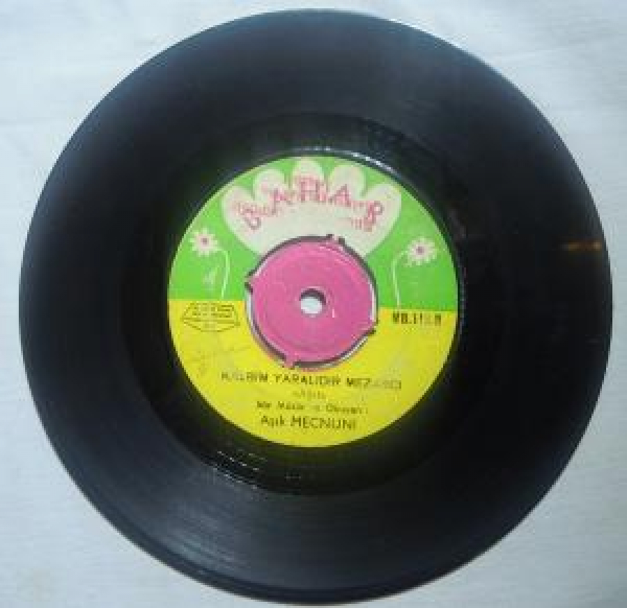 "BAHAR" AŞIK VEYSELİDE YEDİ BU KARA TOPRAK SIIR OKUYAN MİHRİCAN BAHAR . SÖZ VE MÜZİK : AŞIK MECNUNU . KALBİM YARALIDIR MEZARCI SÖZ MÜZİK VE OKUYAN : AŞIK MECNUNU 45 LİK YERLİ PLAK 