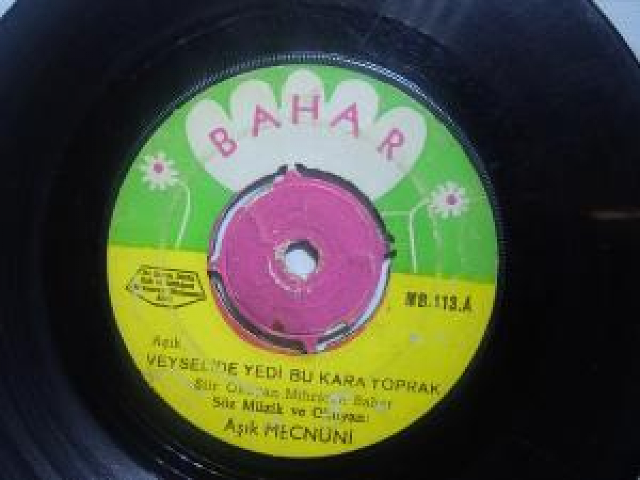 "BAHAR" AŞIK VEYSELİDE YEDİ BU KARA TOPRAK SIIR OKUYAN MİHRİCAN BAHAR . SÖZ VE MÜZİK : AŞIK MECNUNU . KALBİM YARALIDIR MEZARCI SÖZ MÜZİK VE OKUYAN : AŞIK MECNUNU 45 LİK YERLİ PLAK 