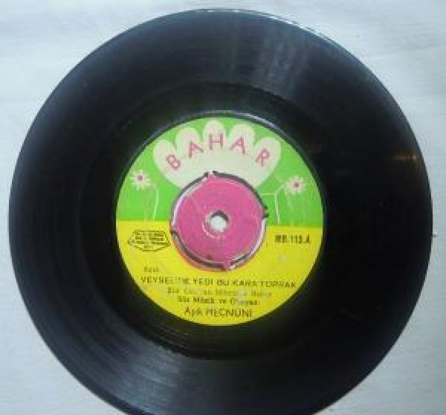 "BAHAR" AŞIK VEYSELİDE YEDİ BU KARA TOPRAK SIIR OKUYAN MİHRİCAN BAHAR . SÖZ VE MÜZİK : AŞIK MECNUNU . KALBİM YARALIDIR MEZARCI SÖZ MÜZİK VE OKUYAN : AŞIK MECNUNU 45 LİK YERLİ PLAK 