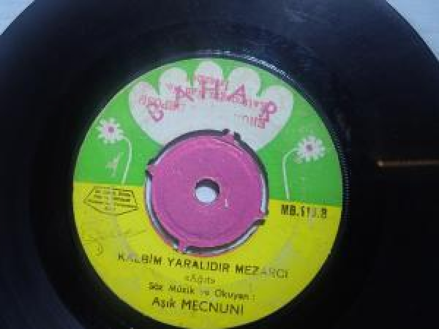 "BAHAR" AŞIK VEYSELİDE YEDİ BU KARA TOPRAK SIIR OKUYAN MİHRİCAN BAHAR . SÖZ VE MÜZİK : AŞIK MECNUNU . KALBİM YARALIDIR MEZARCI SÖZ MÜZİK VE OKUYAN : AŞIK MECNUNU 45 LİK YERLİ PLAK 