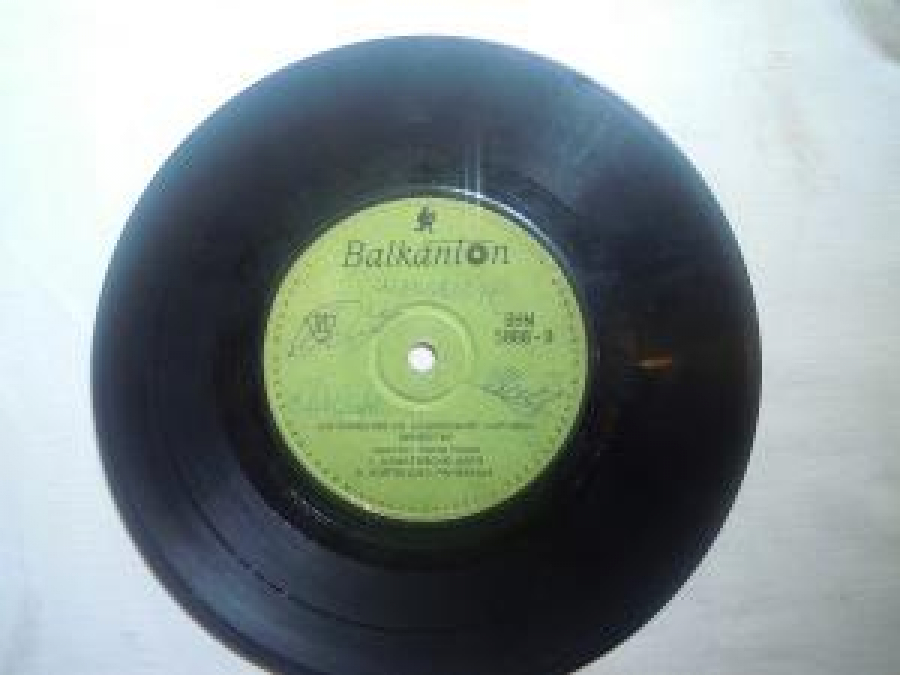 BALKANTON BHM 5888-1 İZPLNEMİYE NA CADOVSKİYAT NARODEN ORKEST'R DİRİGENT KOSTA KOLEV 1. G'LBOVSKO XORO, 2 SMESEHO XORO 5888-11 1 AXMATOVCKO XORO 2. KORTENCKA P'ÇENİSA 45'LİK YABANCI PLAK. 